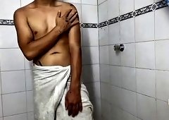 Shame Colombian masturbates in the shower